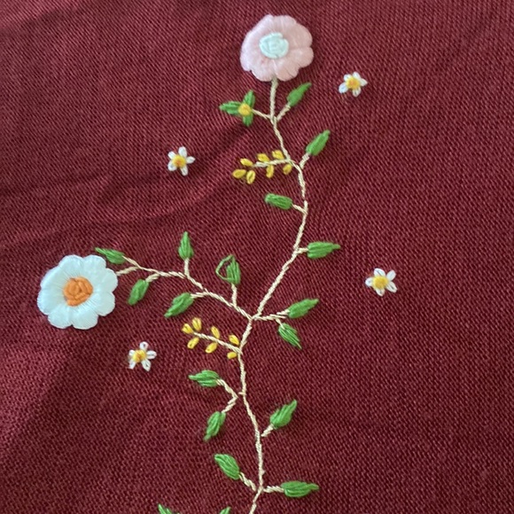 Burgundy wrap with embroidered flowers - Picture 2 of 4